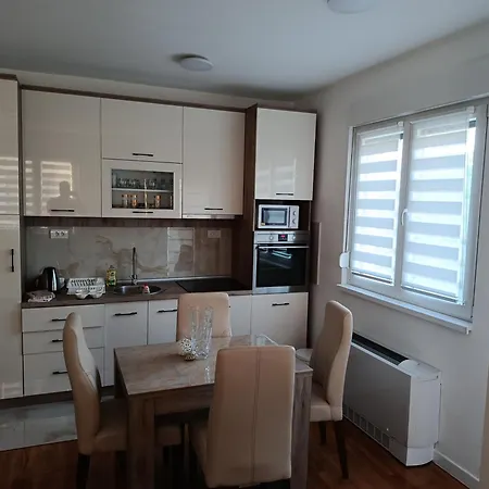 Apartman Leo *